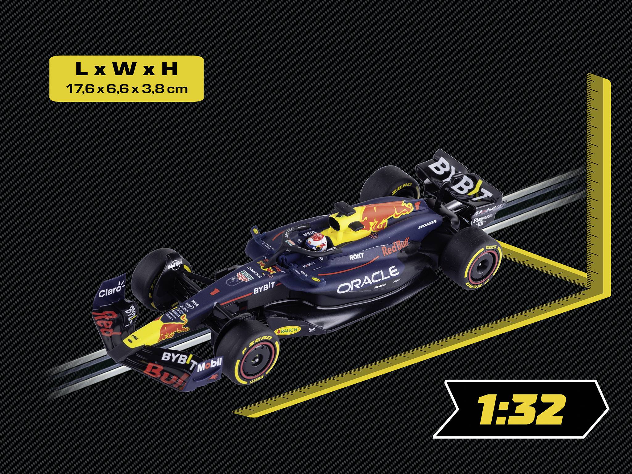 Ein Formel-1-Modellwagen mit einer dunkelblauen und gelben Lackierung vor schwarzem Hintergrund. Abmessungen: 17,6 x 6,6 x 3,8 cm. Maßstab 1:32.