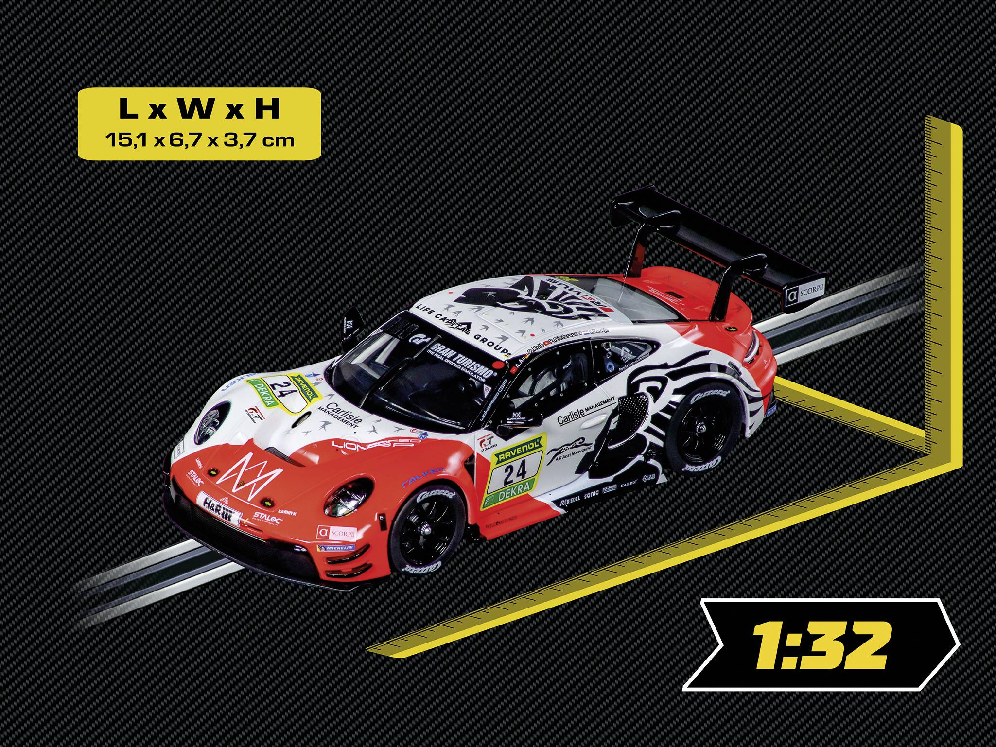 Rennmodell im Maßstab 1:32 mit rot, weiß und schwarzem Design, Nasenkonus-Logo, von schräg vorne gesehen. Abmessungen: 15,1 x 6,7 x 3,7 cm.