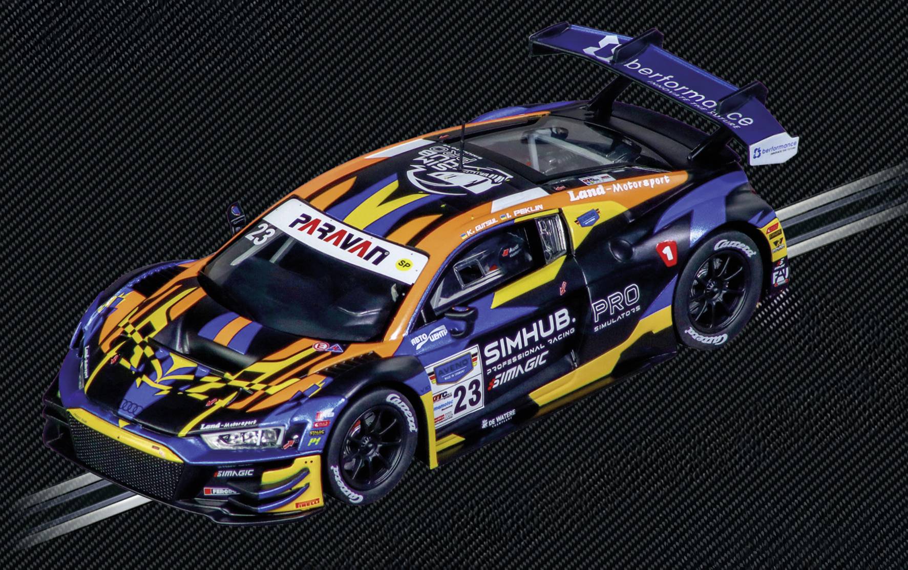 Bunter Rennwagen mit der Nummer 23, ausgestattet mit Logos und Mustern, auf einer Rennstrecke. Er verfügt über einen großen Heckflügel und sichtbare Sponsorenaufkleber.