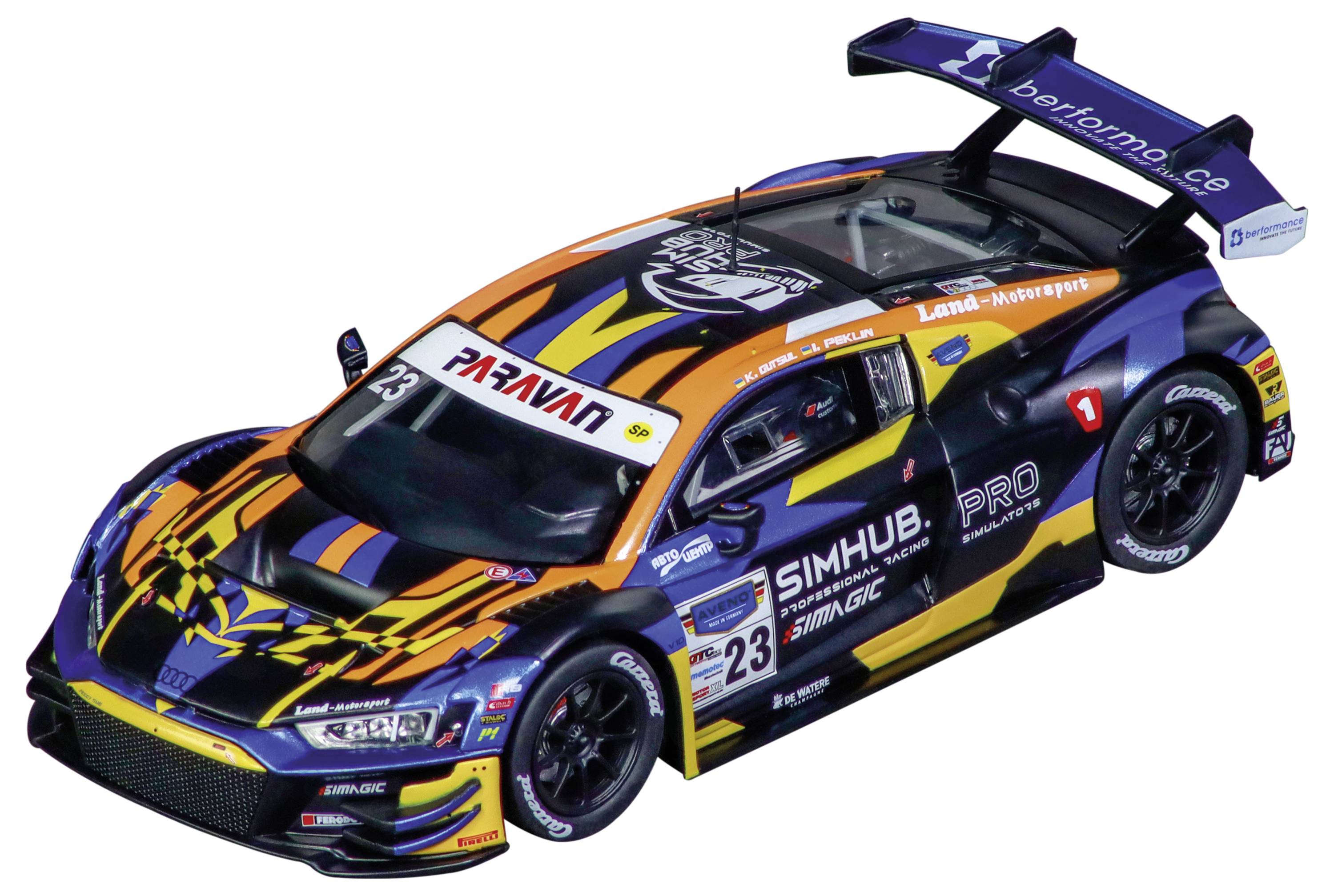 Ein Rennwagen mit orange und blauen Mustern, beschriftet mit der Nummer 23, Sponsorenlogos und einem markanten Heckflügel.