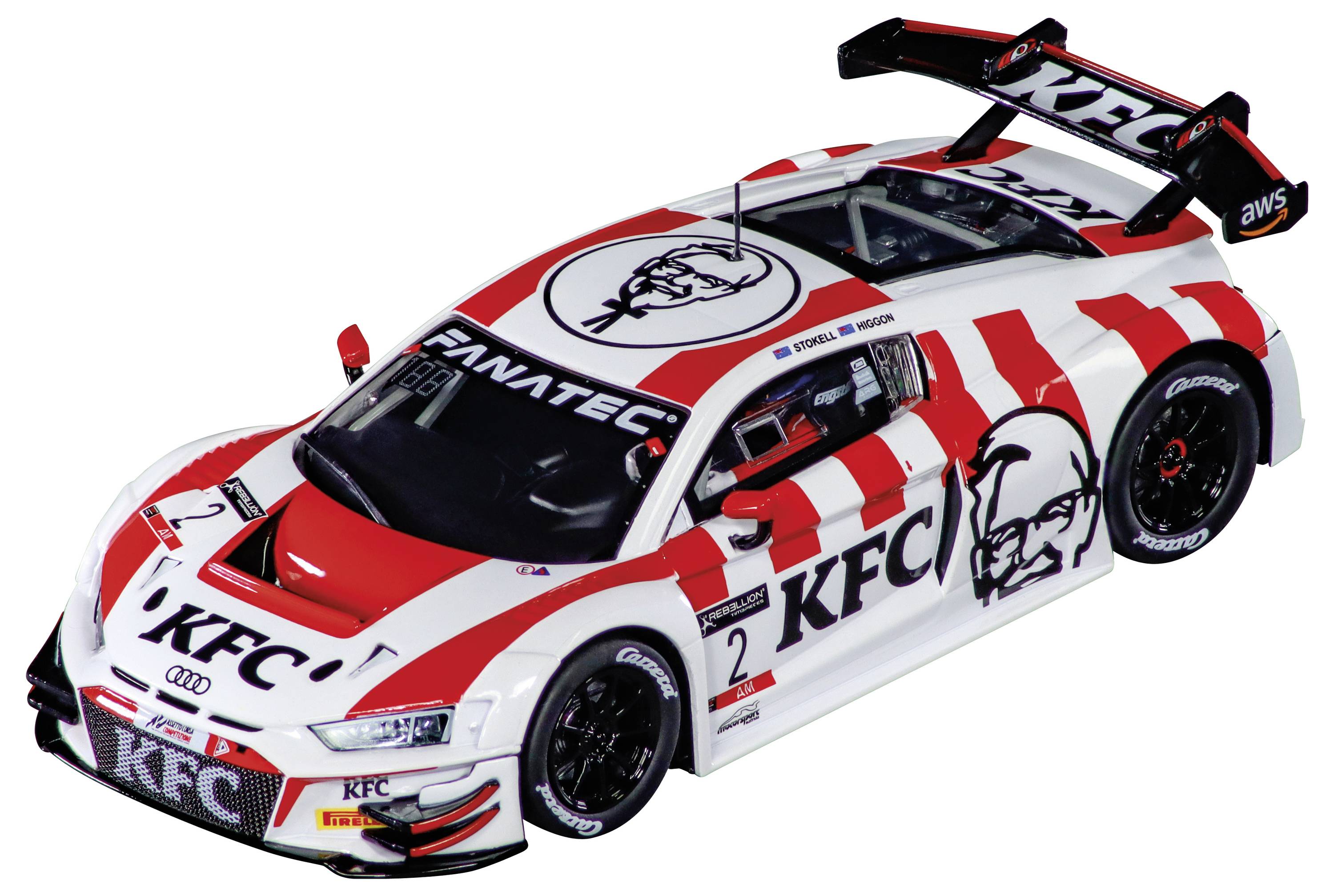 Ein rot-weißer Rennwagen mit KFC- und FANATEC-Branding, ausgestattet mit einem markanten Spoiler und einem aerodynamischen Design, was auf ein Hochgeschwindigkeitsfahrzeug hindeutet.