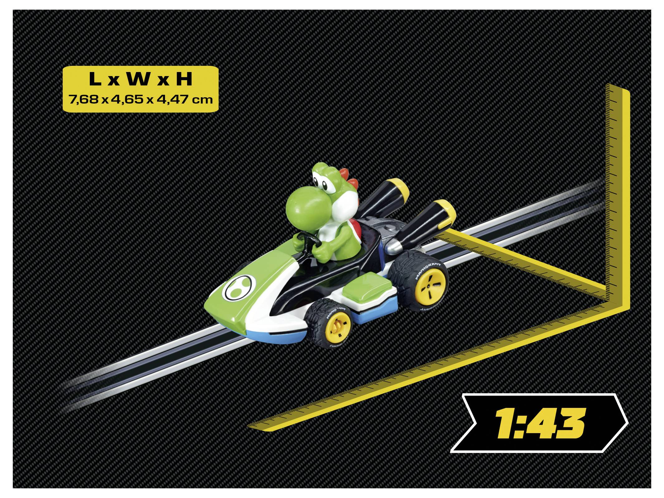 Eine Spielzeug-Grünfigur eines Dinosauriers, die ein kleines, schlankes Rennfahrzeug auf einer geschlitzten Bahn fährt. Text lautet: 