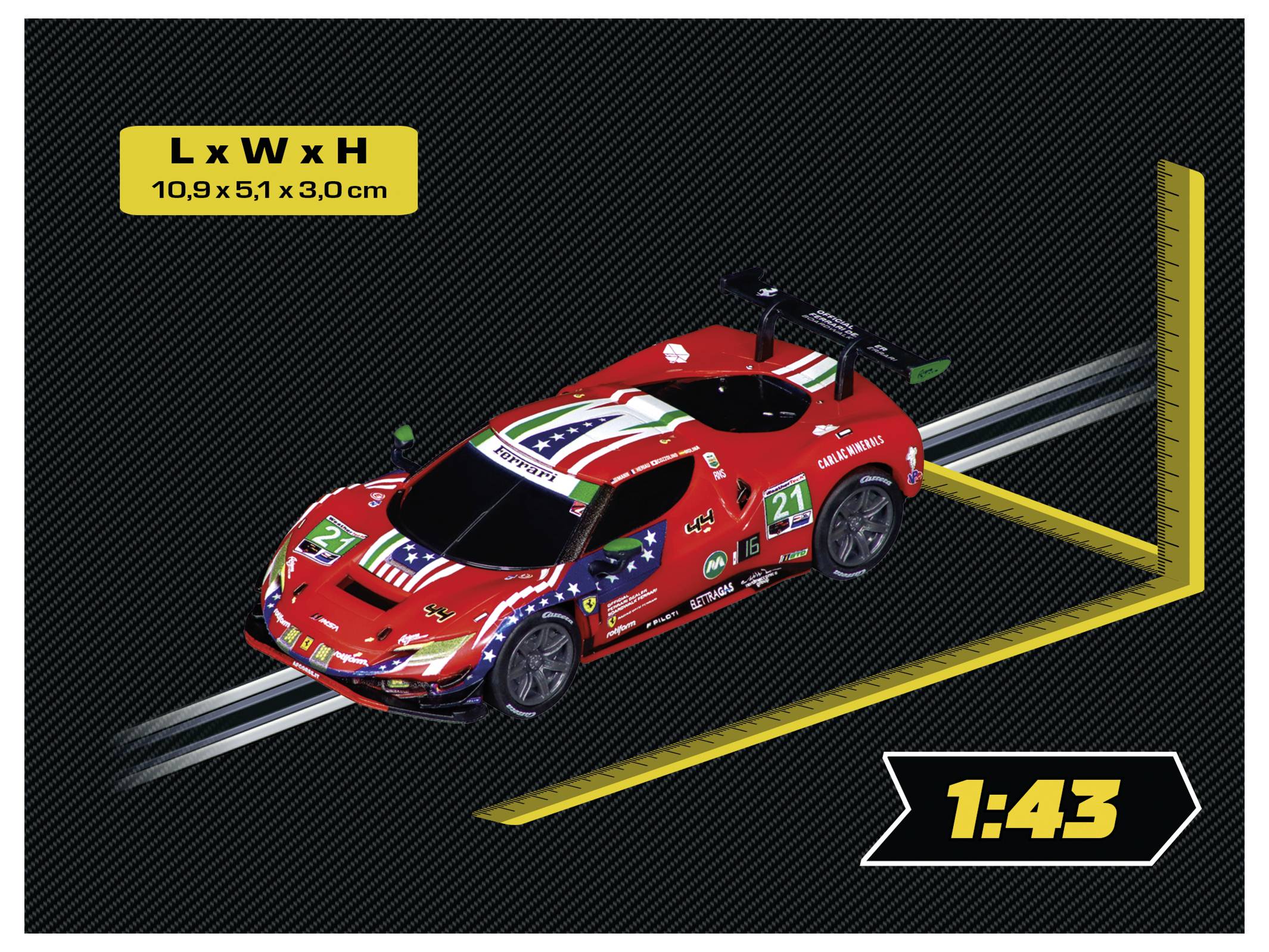 Modell-Rennwagen in Rot mit Decals auf einer schwarzen Oberfläche. Abmessungen sind 10,9 x 5,1 x 3,0 cm. Maßstab ist 1:43.