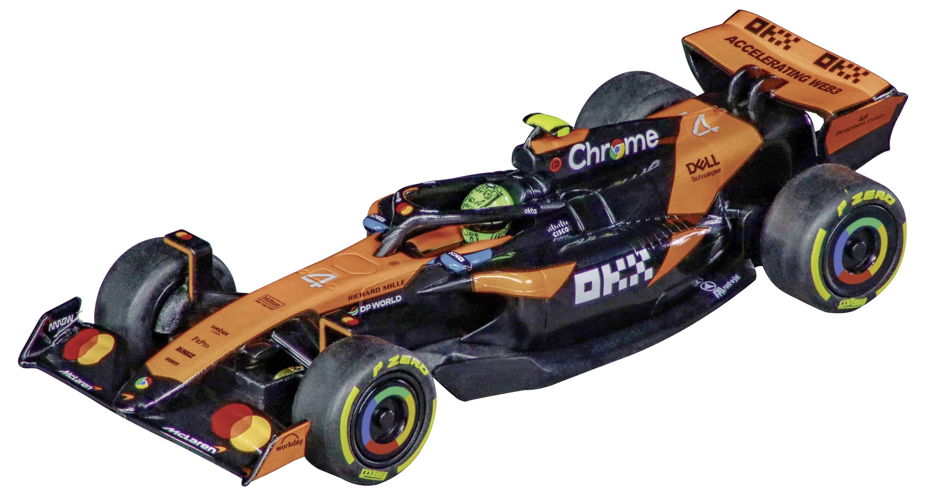 Ein Formel-1-Wagen mit orange-schwarzer Lackierung, versehen mit Logos verschiedener Sponsoren, auf einem neutralen Hintergrund.