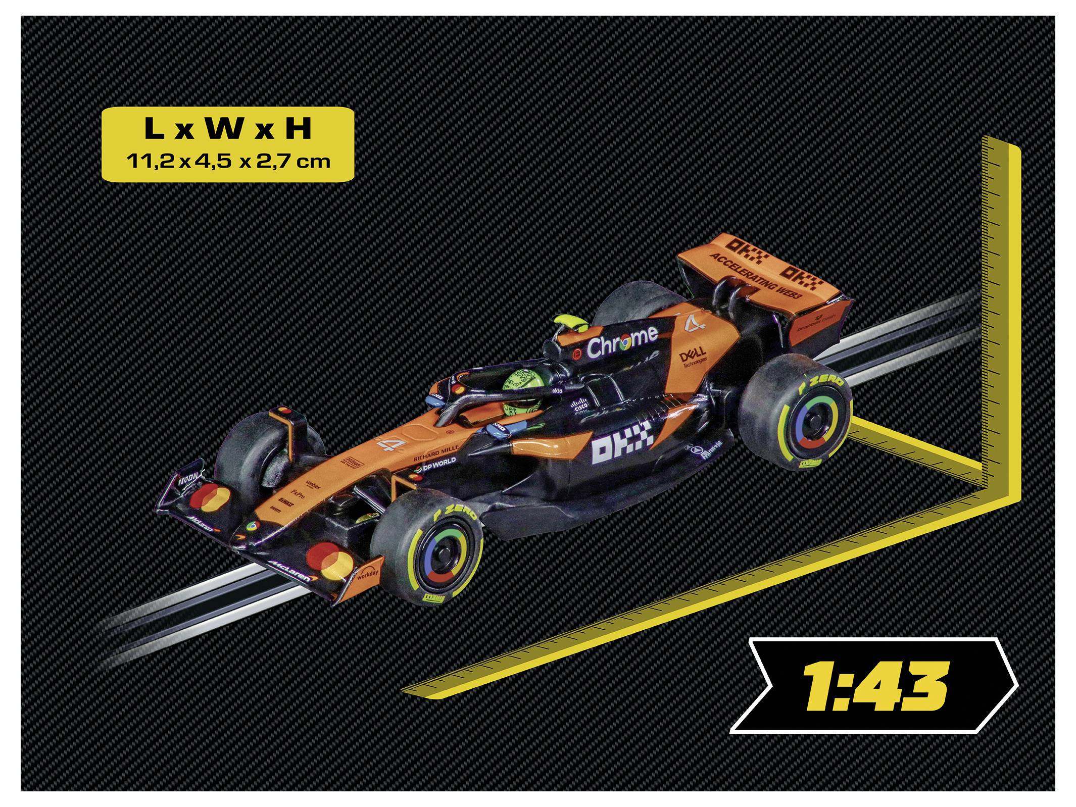 Orangefarbenes und schwarzes Formel-1-Automodell mit Maßen von 11,2 x 4,5 x 2,7 cm. Maßstab 1:43 dargestellt. Diagonale Hintergrundlinien.