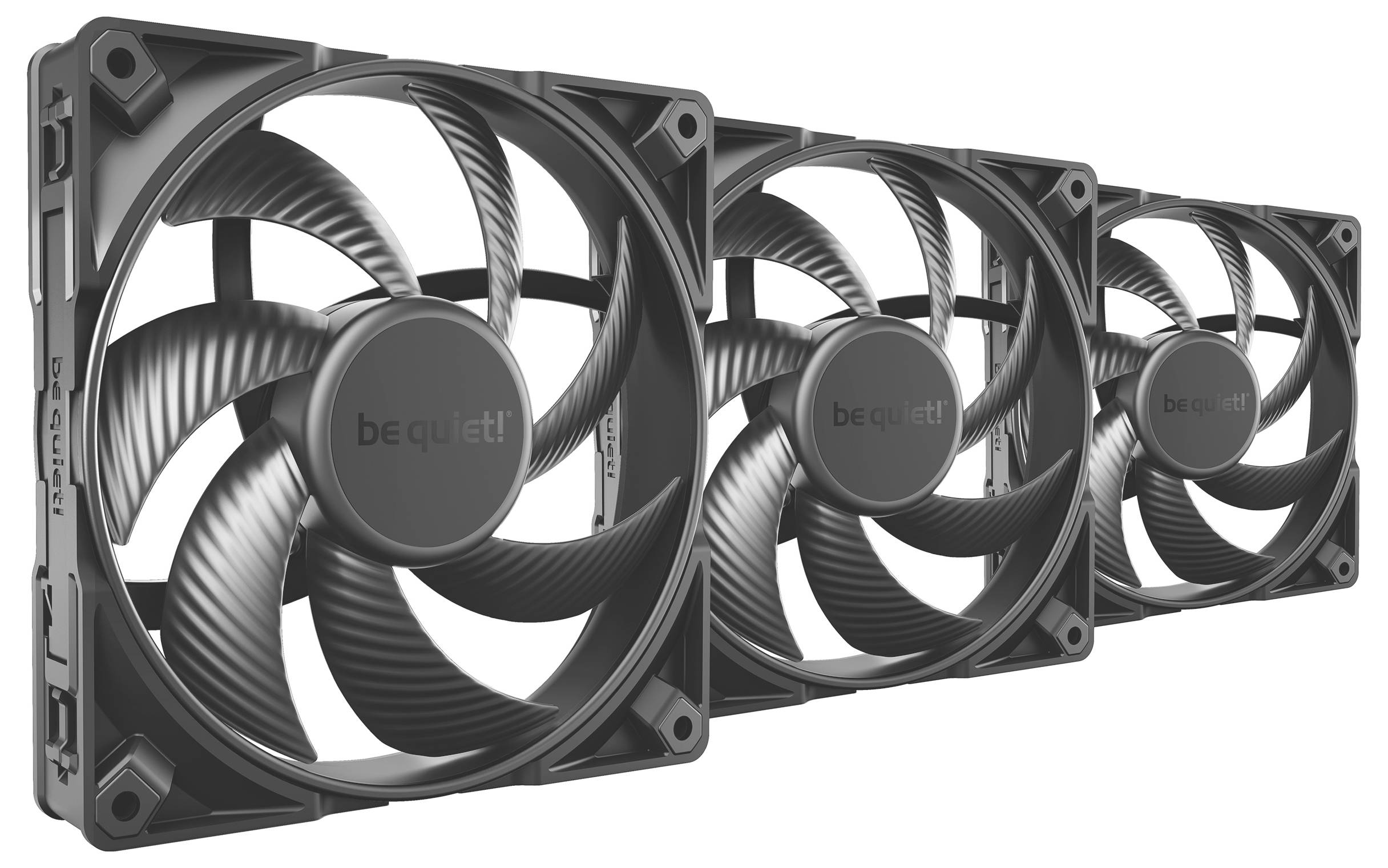 Drei schwarze Computer-Kühlventilatoren mit einer Konstruktion, die geschwungene Rotorblätter aufweist und einen Schriftzug 