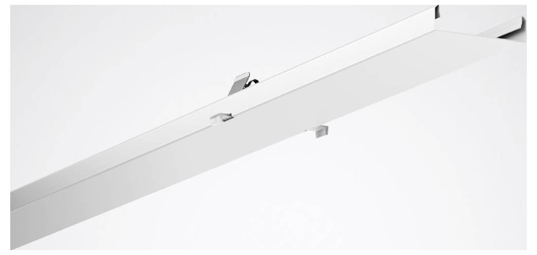Eine moderne, metallische Pendelleuchte mit rechteckigem Design und verstellbaren Abschnitten, die an einer dünnen Stange vor schwarzem Hintergrund hängt.