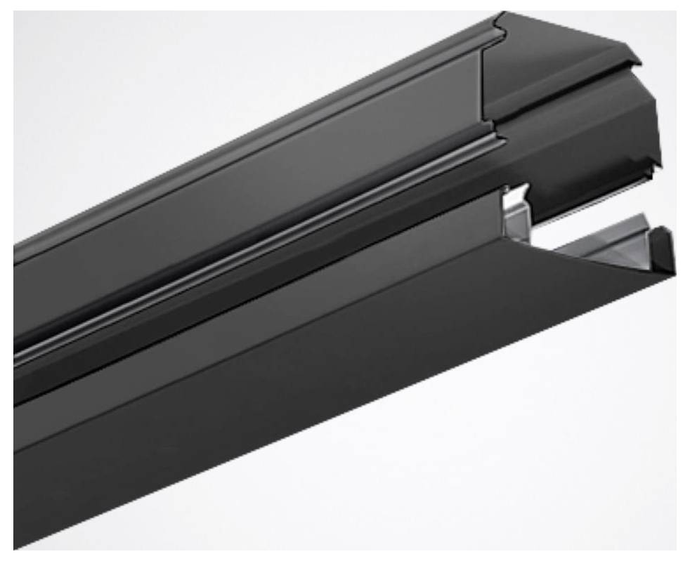 Eine schwarze Metallschiene mit einem eleganten, kantigen Design, möglicherweise ein Bestandteil einer größeren Struktur oder eines Systems, gezeigt vor einem hellen Hintergrund.