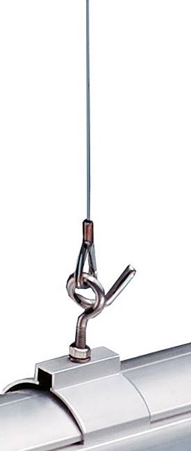 Ein Metallkabel befestigt eine Metallarmatur sicher von oben und zeigt eine robuste Verbindung.