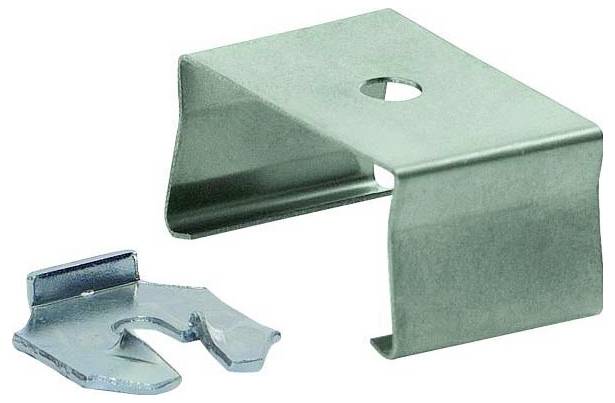 Metallklammerbefestigung mit einer abgerundeten Ausschnittöffnung, gezeigt aus Seitenwinkelansicht neben einem kleinen, ähnlich geformten metallischen Teil.