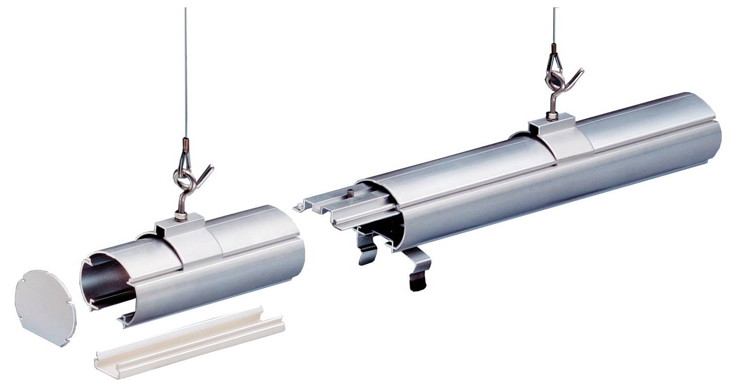 Ein weißer, kreisförmiger Rahmen mit zwei Metallklammern auf jeder Seite, wird häufig zur Befestigung von eingelassenen Beleuchtungskörpern verwendet.