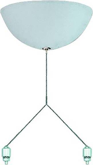 Wandmontierte Leuchte mit halbrundem Glasschirm. Zwei Hängekordeln mit kleinen, dekorativen Glaselementen. Modernes Design.