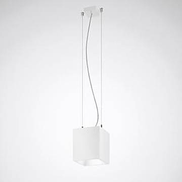 Ein minimalistisches weißes Pendelleuchte mit einem würfelförmigen Schirm hängt an einer an der Decke montierten Halterung und wird durch zwei schlanke Kabel gestützt.