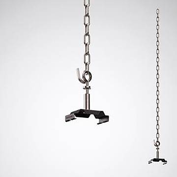 Ein Metall-Kettenzug mit Haken vor weißem Hintergrund. Eine Kette ist vollständig ausgefahren, während die andere teilweise ausgefahren ist.