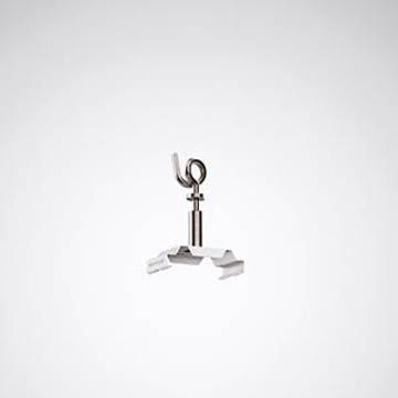 Ein kleiner metallischer Haken, der an einer Schelle befestigt ist, entwickelt zum Montieren oder Sichern von Objekten, vor einem einfachen weißen Hintergrund.