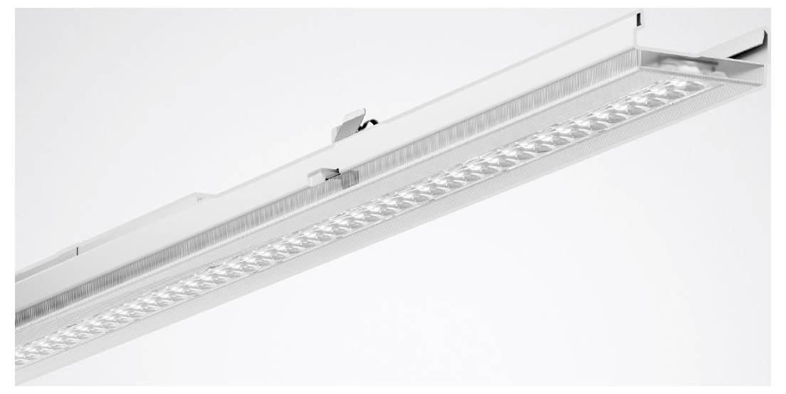 Ein langes, schlankes LED-Streifenlicht mit grauem Außengehäuse und weißem Diffusor ist diagonal gegen einen dunklen Hintergrund angewinkelt.