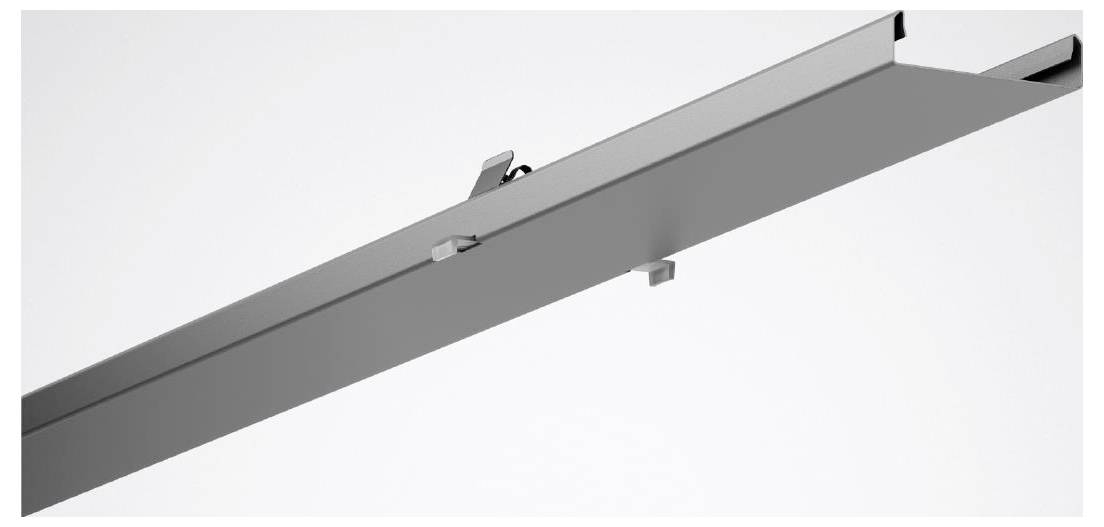 Ein Metallbalken mit Schlitzen und Haken vor einem einfachen Hintergrund, wahrscheinlich Teil eines Bau- oder Regalsystems.