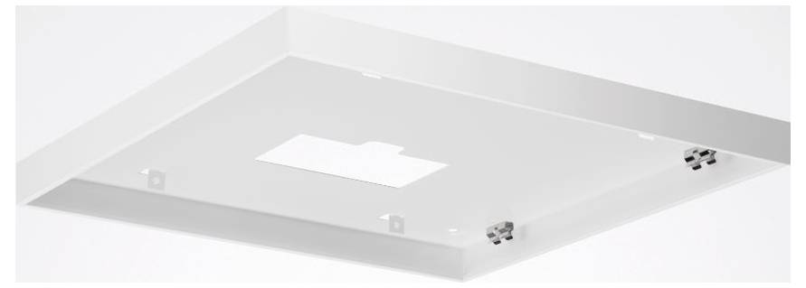 Eine silberfarbige Wandsteckdose mit einer Steckdose und zwei USB-Anschlüssen, von denen einer USB-C ist, entworfen von Busch-Jaeger.