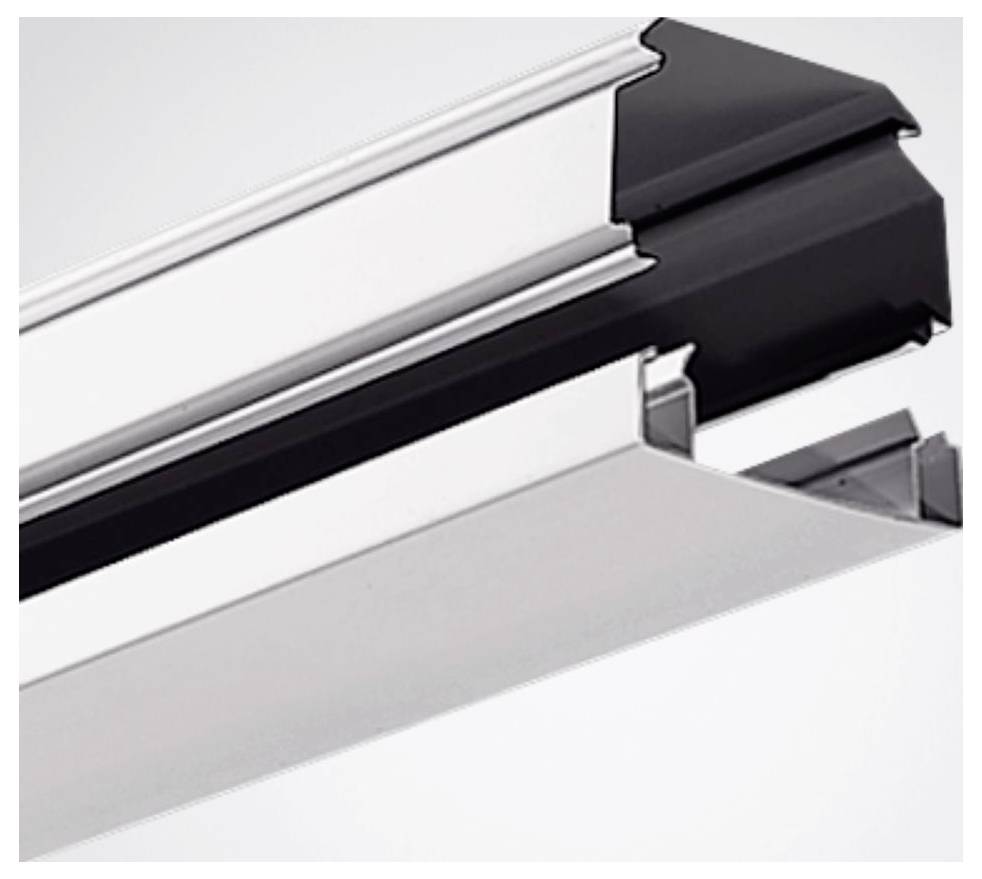 Eine Nahaufnahme einer metallischen Linearschiene oder eines Schienensystems mit einer dreieckigen schwarzen Gummidichtung, die an einer Gleit- oder Führungsmechanik befestigt ist.