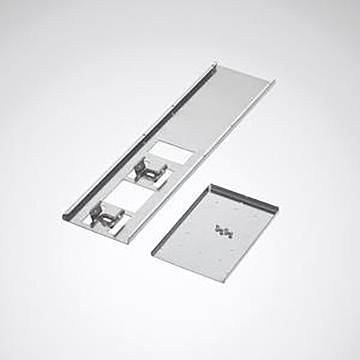 Ein Metallschienensystem mit zwei Gleitelementen neben einer rechteckigen Metallplatte auf neutralem Hintergrund.