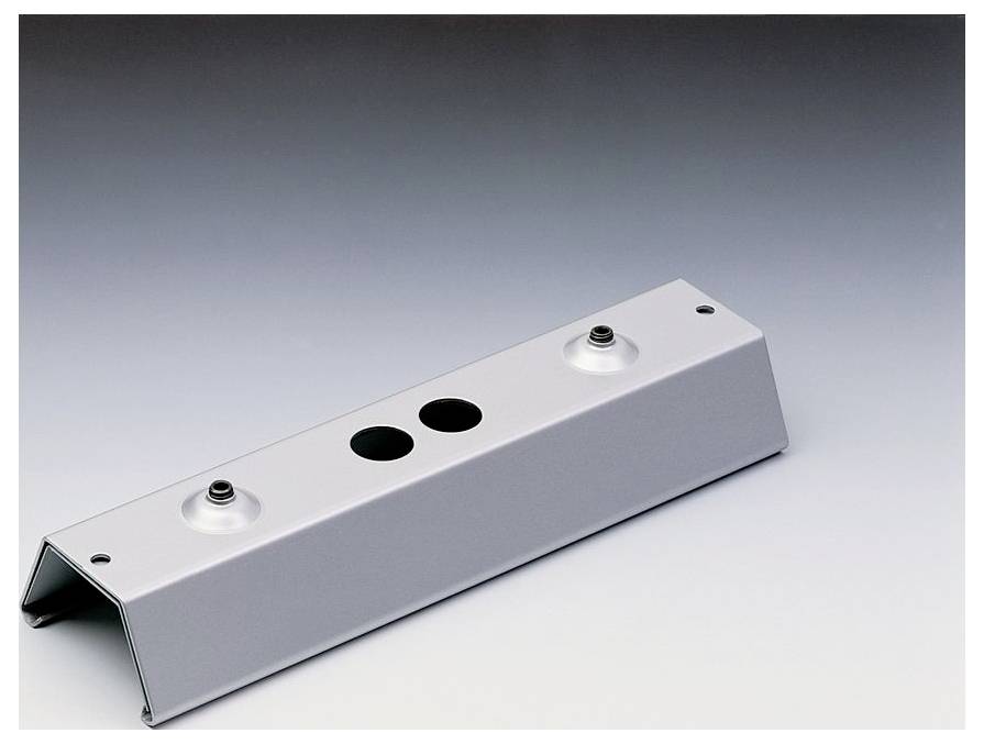 Eine metallische rechteckige Halterung mit zwei kreisförmigen Löchern in der Mitte und zwei erhöhten Abschnitten auf beiden Seiten, auf einer ebenen Fläche platziert.