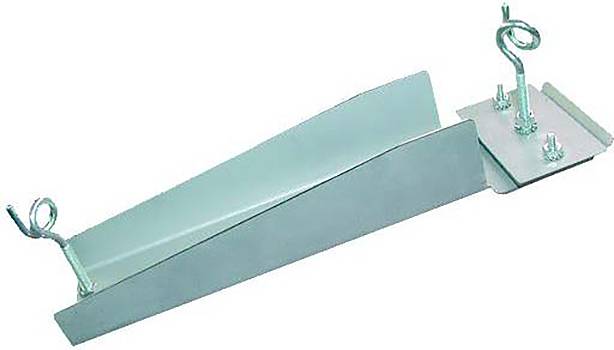 Ein Metalltrog mit gekrümmten Haken und angebrachter Basis, wahrscheinlich zum Füttern oder Ausgeben von Gegenständen verwendet.