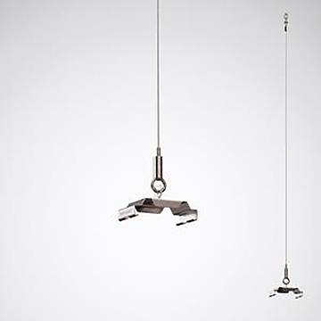 Zwei Metallaufhänger, die an einem Kabel vor weißem Hintergrund aufgehängt sind, um Objekte sicher an Ort und Stelle zu halten.