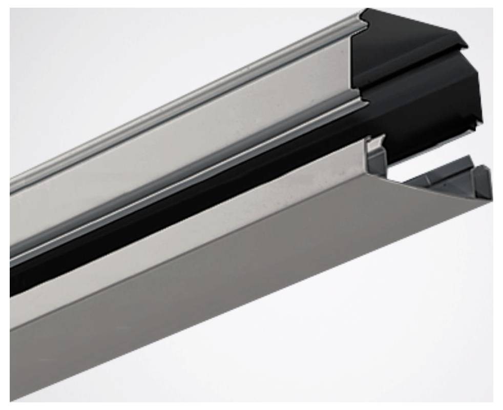 Eine Nahaufnahme eines metallischen Schiebetürschienen-Systems mit modernem, elegantem Design, das seine Struktur und schwarz beschichtete Kanten zeigt.