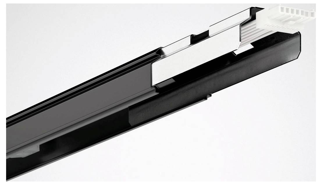 Ein schwarzes Deckenflächenbahnsystem mit Schlitzen für verstellbare Leuchten vor weißem Hintergrund.