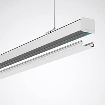 Eine moderne weiße lineare Pendelleuchte mit elegantem Design, die von der Decke hängend angebracht ist.