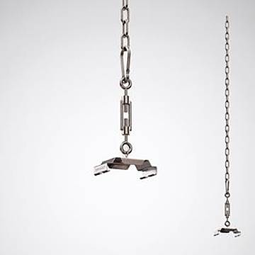 Eine Schaukel-Kettenbaugruppe aus Autoreifen mit an einer Metallkette befestigten Haken, vor einem einfachen Hintergrund, das Design und die Funktionen präsentierend.