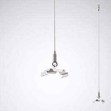 Ein modernes, minimalistisches Pendelleuchte hängt an einem dünnen Draht vor einem schlichten Hintergrund und wirft ein sanftes Licht darunter.