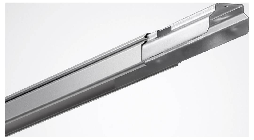 Ein Metalllinerarschublade mit Teleskop-Mechanismus, der in Möbeln für eine reibungslose Schubladenbewegung verwendet wird. Sie ist silberfarben und fährt vollständig aus.