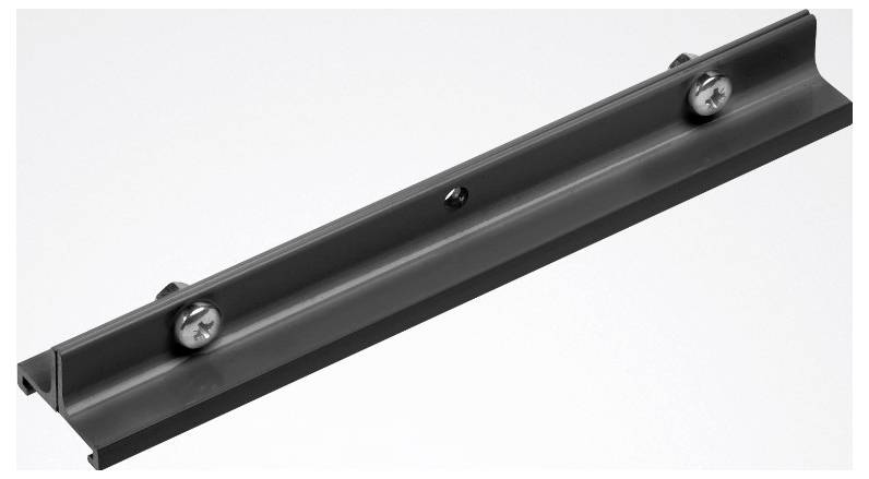 Eine schwarze Metallschiene mit zwei Befestigungsschrauben, die in Regalsystemen oder Hardwareaufbauten verwendet wird, auf einfachem Hintergrund gezeigt.