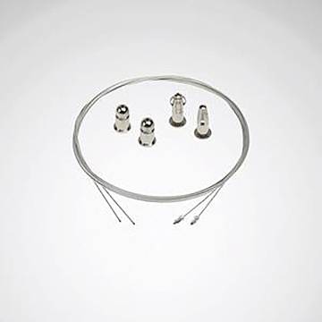 Vier kleine Metallverbinder und ein aufgerolltes Kabel auf einfachem Hintergrund, wahrscheinlich Komponenten für elektronische oder Kommunikationsausrüstung.