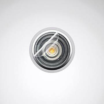 Kameraobjektiv mit metallischen Ringen und einem bernsteinfarbenen zentralen Element, von oben betrachtet, symbolisierend Fotografie oder Überwachung.