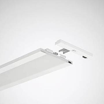 Eine lineare LED-Leuchte mit minimalistischem Design, geeignet für moderne Innenräume, dargestellt vor einem hellgrauem Hintergrund.