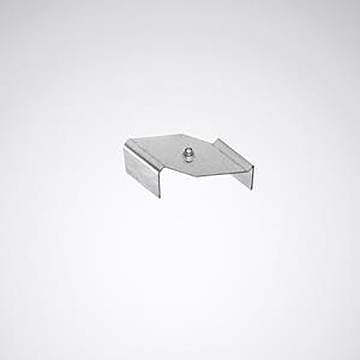 Eine kleine Metallklammer mit U-Form und einer zentrierten Schraube auf einfachem weißem Hintergrund.