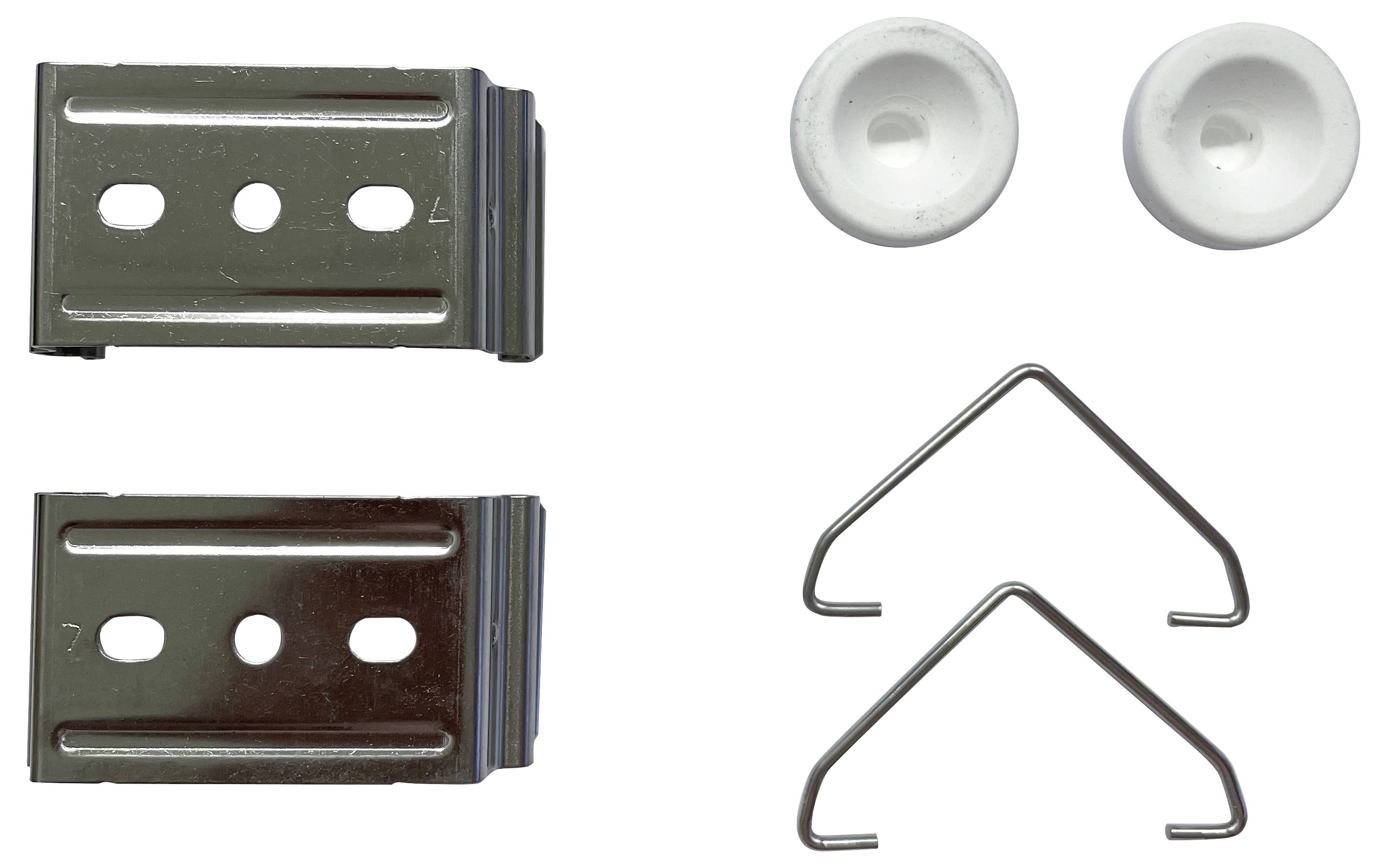 Ein weißer Kunststoffdeckel und ein kleiner weißer elektrischer Stecker mit fünf Schlitzen liegen nebeneinander auf einer hellgrauen Oberfläche.