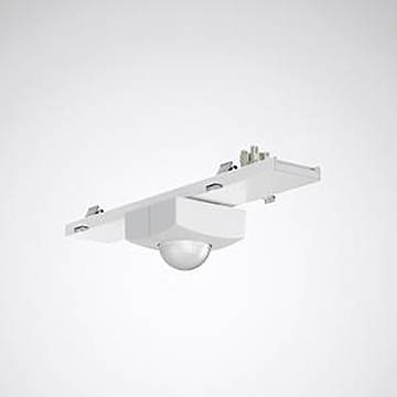 Eine rechteckige weiße Leuchte, die von der Decke hängend angebracht ist, mit einer kreisförmigen Linse in der Mitte. Die Leuchte ist minimalistisch und modern.