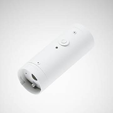 Ein zylindrischer, weißer Stecker oder Verbinder mit einer Taste an der Seite, shown auf einem einfachen Hintergrund.