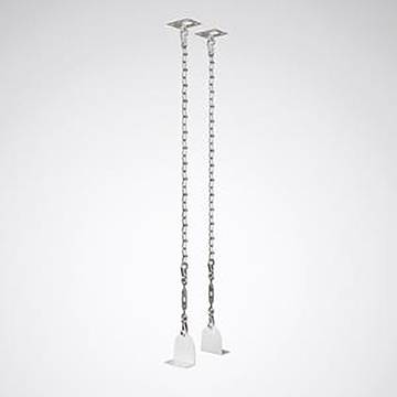 Zwei weiße Deckenhalterungen mit Ketten für Boxsäcke, die vor einem einfachen Hintergrund aufgehängt sind.