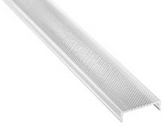 Ein Nahaufnahmebild einer durchscheinenden, gerippten Kunststoffkantenschutz- oder Zierleiste, die zum Schutz über die Kante einer Oberfläche passt.