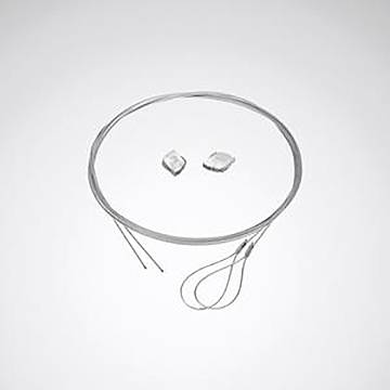 Eine Metallkabelschleife mit zwei Enden, die durch kleine Blöcke verbunden sind, wahrscheinlich Teil eines Schlossmechanismus oder einer Sicherheitsvorrichtung, auf einem einfachen Hintergrund.