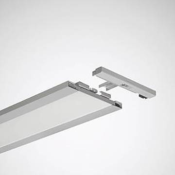 Eine Nahaufnahme eines modularen Beleuchtungsschienensystems mit einer LED-Leiste und einem Verbinder, das die Montage zeigt.