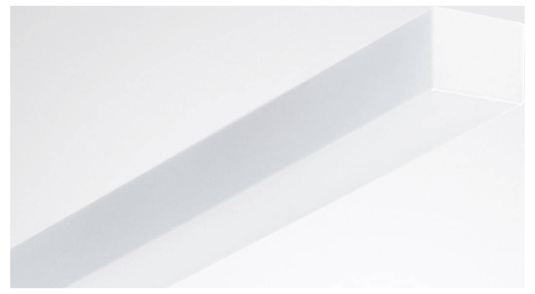 Minimalistisch weiße Decke mit einem langen, schmalen rechteckigen Balken, der einen subtilen Schatten wirft und moderne Innenarchitektur andeutet.