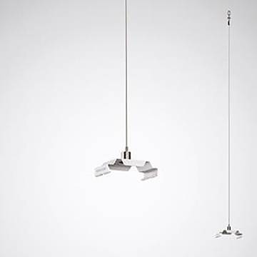 Eine moderne Deckenpendelleuchte mit minimalistische Gestaltung, die ein dünnes Kabel und einen Metallschirm mit der Form von zwei übereinander liegenden Blechen aufweist.