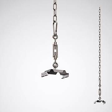 Zwei Metallhaken an einer Kette, in der Luft hängend vor einem schlichten Hintergrund, was auf industrielle Verwendung hindeutet.