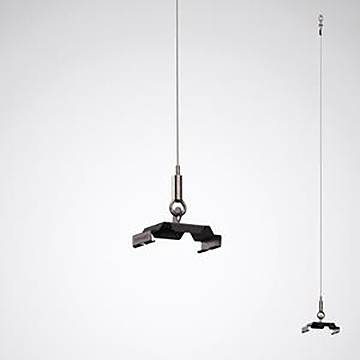 Eine moderne Pendelleuchte mit schlankem, industriellem Design hängt von der Decke gegen einen schlichten, neutralen Hintergrund.