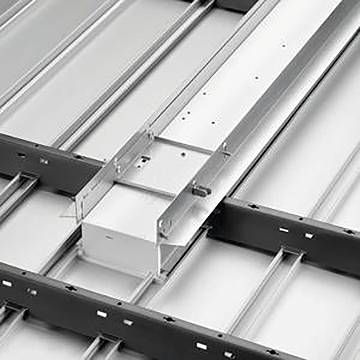 Metallkabelrinne an der Decke installiert, mehrere parallele Leitungen und Verbindungsstücke zeigend.